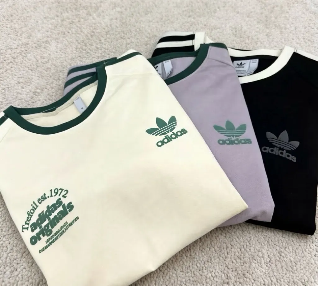 Adida Clover New Arrival Retro Ribbon Thread Women's Slim Short Sleeve! ADClassic Retro sports series three-striped short sleeves. The surface of the fabric is threaded, so it is also called threaded T. It has a slim fit and raglan sleeve design, which makes it look slimmer. The three-stripes are not the previous webbing. This season, they are made of knitted cotton fabrics that are cut and stretched using a special machine. A T, 4 kinds of fabrics, imitation thread + thread + Black knitted T-shirt material + same color collar striped knitted material. A must-have for hot girls! Clover girl! The Versatile model is out on the street! Style No.: A 225# Color: Black, Apricot, Purple, Size: S-2XL